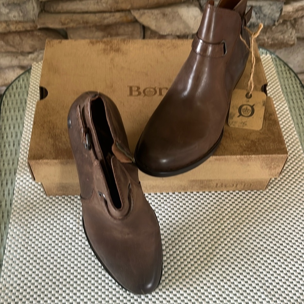 Ankle boot with zipper on the side, handcrafted.